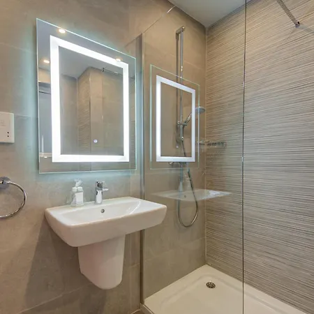 Apartamento Kuya Suites - Minutes To The St Julian'S City Centre By Haven And Keys Malta *